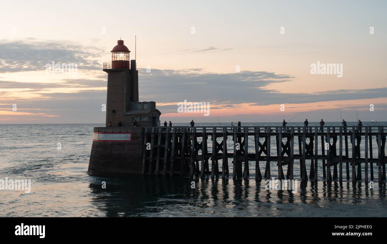 Image d'un phare avec une jetée, prise en fin de soirée Banque D'Images