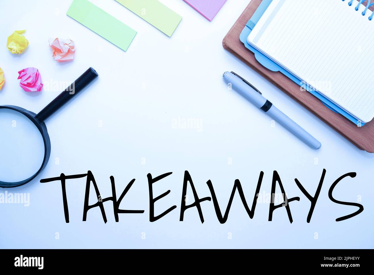 Un gros plan de fournitures scolaires de bureau avec légende de texte de présentation de Takeaways Banque D'Images