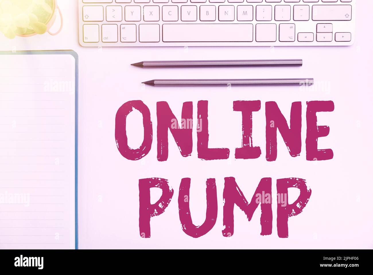 Un gros plan de fournitures scolaires de bureau avec légende de texte présentant la pompe en ligne Banque D'Images