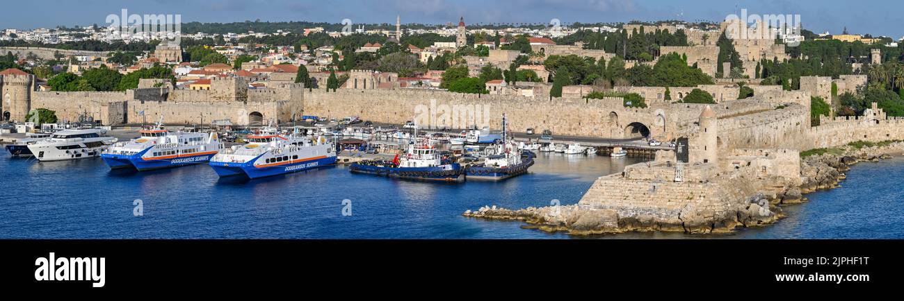 Rhodes, Grèce - Mai 2022 : vue panoramique sur les ferries amarrés dans le port et les vieux murs de la ville Banque D'Images