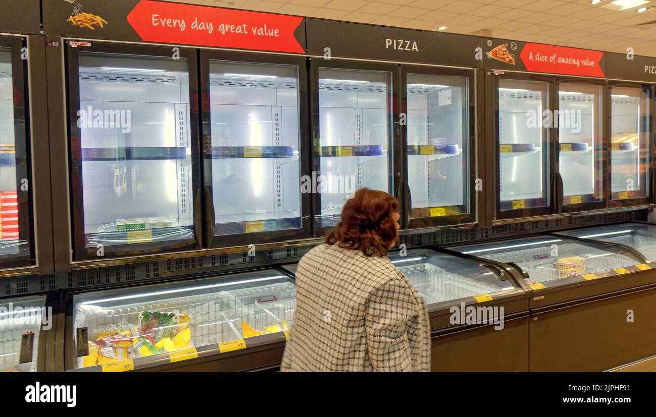 Glasgow, Écosse, Royaume-Uni 18th août 2022. Vider les étagères des supermarchés l'après-midi, que ce soit pour les problèmes d'approvisionnement, de pénurie de personnel ou de transport, personne ne dit, mais les clients sont inquiets. Crédit Gerard Ferry/Alay Live News Banque D'Images