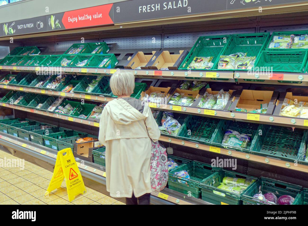 Glasgow, Écosse, Royaume-Uni 18th août 2022. Vider les étagères des supermarchés l'après-midi, que ce soit pour les problèmes d'approvisionnement, de pénurie de personnel ou de transport, personne ne dit, mais les clients sont inquiets. Crédit Gerard Ferry/Alay Live News Banque D'Images