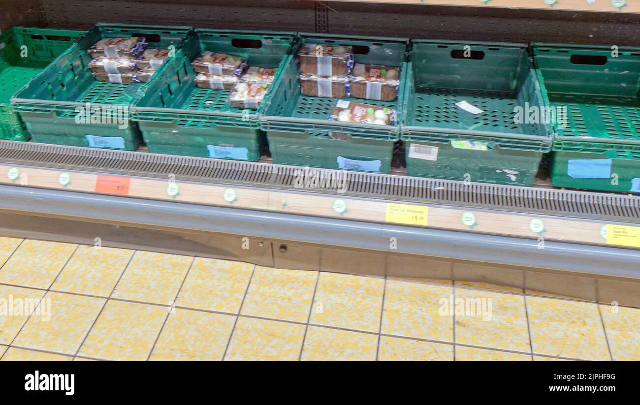 Glasgow, Écosse, Royaume-Uni 18th août 2022. Vider les étagères des supermarchés l'après-midi, que ce soit pour les problèmes d'approvisionnement, de pénurie de personnel ou de transport, personne ne dit, mais les clients sont inquiets. Crédit Gerard Ferry/Alay Live News Banque D'Images