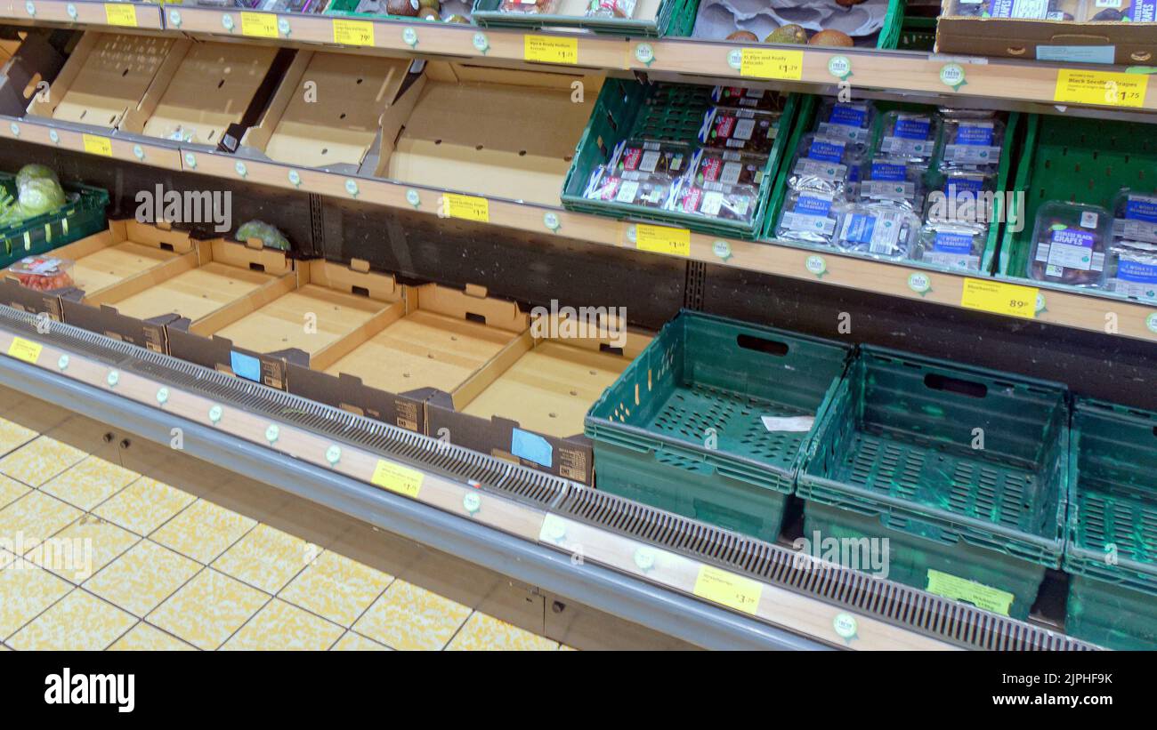 Glasgow, Écosse, Royaume-Uni 18th août 2022. Vider les étagères des supermarchés l'après-midi, que ce soit pour les problèmes d'approvisionnement, de pénurie de personnel ou de transport, personne ne dit, mais les clients sont inquiets. Crédit Gerard Ferry/Alay Live News Banque D'Images