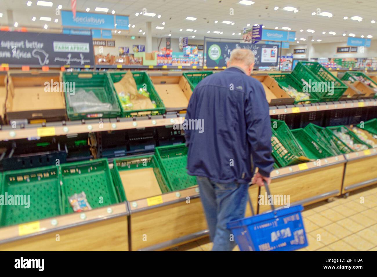 Glasgow, Écosse, Royaume-Uni 18th août 2022. Vider les étagères des supermarchés l'après-midi, que ce soit pour les problèmes d'approvisionnement, de pénurie de personnel ou de transport, personne ne dit, mais les clients sont inquiets. Crédit Gerard Ferry/Alay Live News Banque D'Images