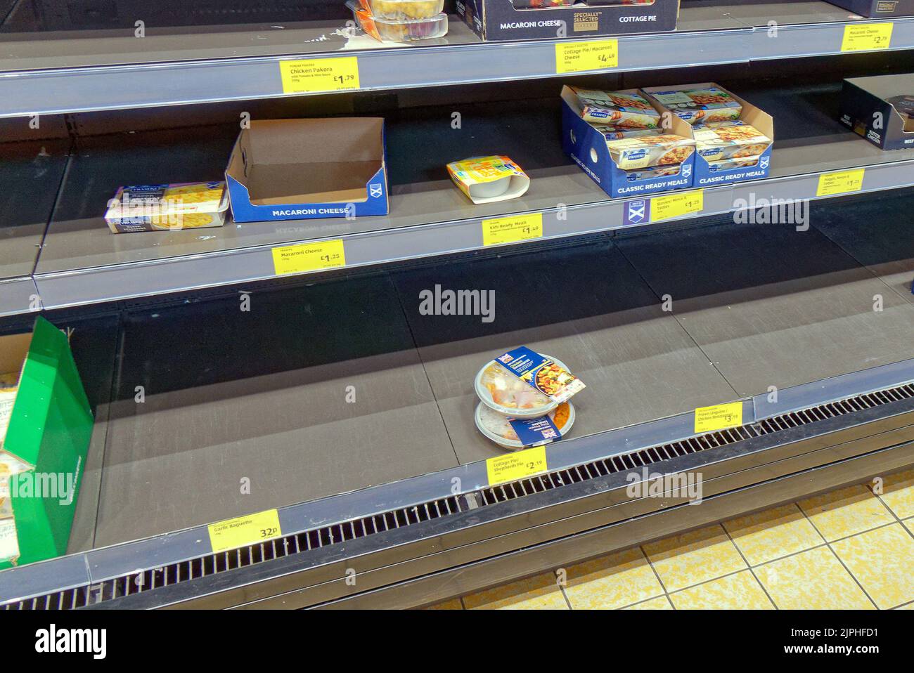 Glasgow, Écosse, Royaume-Uni 18th août 2022. Vider les étagères des supermarchés l'après-midi, que ce soit pour les problèmes d'approvisionnement, de pénurie de personnel ou de transport, personne ne dit, mais les clients sont inquiets. Crédit Gerard Ferry/Alay Live News Banque D'Images