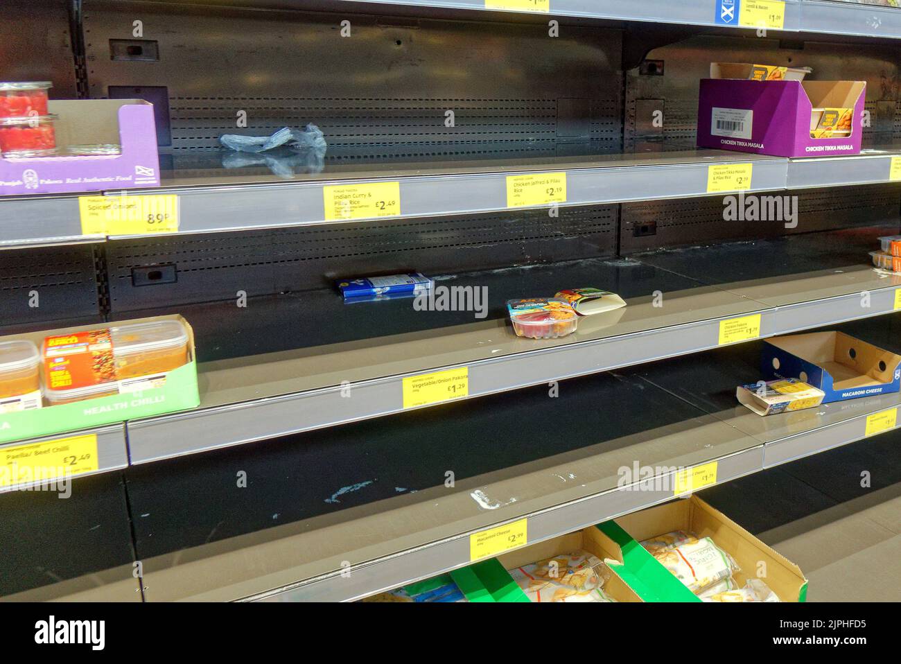 Glasgow, Écosse, Royaume-Uni 18th août 2022. Vider les étagères des supermarchés l'après-midi, que ce soit pour les problèmes d'approvisionnement, de pénurie de personnel ou de transport, personne ne dit, mais les clients sont inquiets. Crédit Gerard Ferry/Alay Live News Banque D'Images