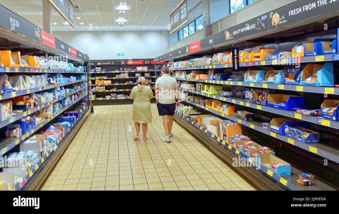 Glasgow, Écosse, Royaume-Uni 18th août 2022. Vider les étagères des supermarchés l'après-midi, que ce soit pour les problèmes d'approvisionnement, de pénurie de personnel ou de transport, personne ne dit, mais les clients sont inquiets. Crédit Gerard Ferry/Alay Live News Banque D'Images