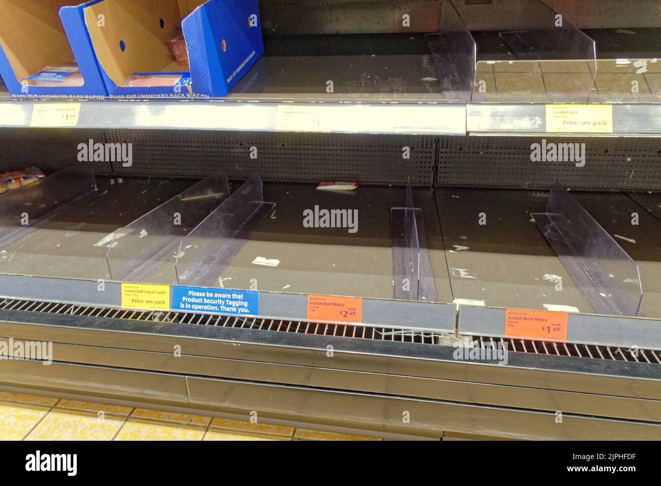 Glasgow, Écosse, Royaume-Uni 18th août 2022. Vider les étagères des supermarchés l'après-midi, que ce soit pour les problèmes d'approvisionnement, de pénurie de personnel ou de transport, personne ne dit, mais les clients sont inquiets. Crédit Gerard Ferry/Alay Live News Banque D'Images