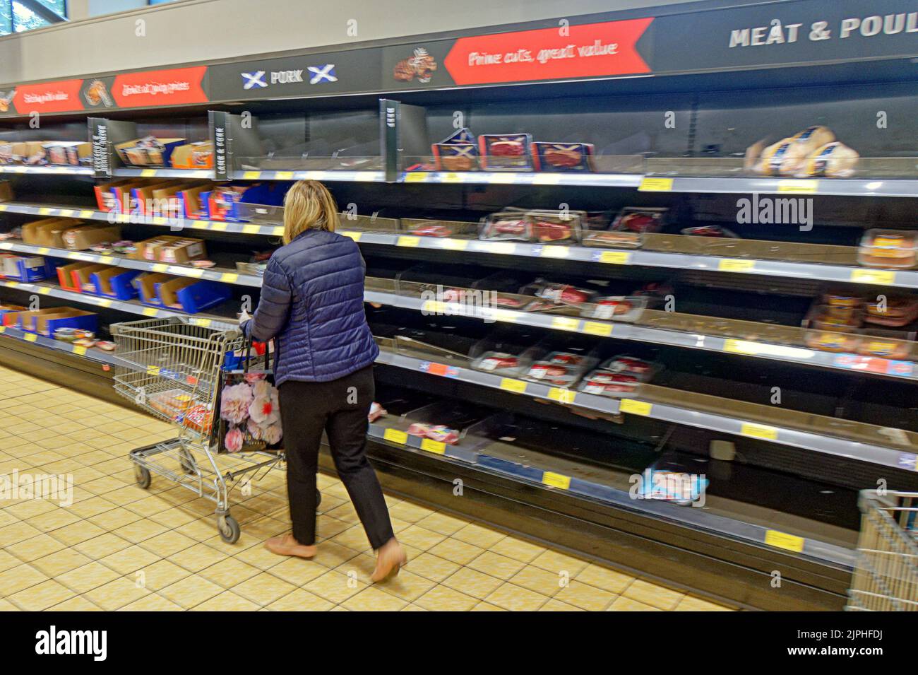 Glasgow, Écosse, Royaume-Uni 18th août 2022. Vider les étagères des supermarchés l'après-midi, que ce soit pour les problèmes d'approvisionnement, de pénurie de personnel ou de transport, personne ne dit, mais les clients sont inquiets. Crédit Gerard Ferry/Alay Live News Banque D'Images