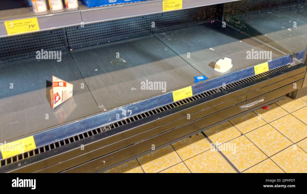 Glasgow, Écosse, Royaume-Uni 18th août 2022. Vider les étagères des supermarchés l'après-midi, que ce soit pour les problèmes d'approvisionnement, de pénurie de personnel ou de transport, personne ne dit, mais les clients sont inquiets. Crédit Gerard Ferry/Alay Live News Banque D'Images