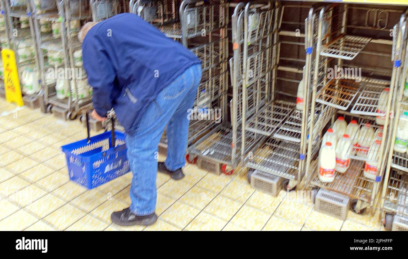 Glasgow, Écosse, Royaume-Uni 18th août 2022. Vider les étagères des supermarchés l'après-midi, que ce soit pour les problèmes d'approvisionnement, de pénurie de personnel ou de transport, personne ne dit, mais les clients sont inquiets. Crédit Gerard Ferry/Alay Live News Banque D'Images