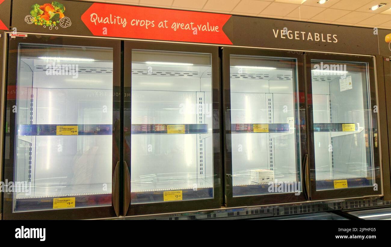 Glasgow, Écosse, Royaume-Uni 18th août 2022. Vider les étagères des supermarchés l'après-midi, que ce soit pour les problèmes d'approvisionnement, de pénurie de personnel ou de transport, personne ne dit, mais les clients sont inquiets. Crédit Gerard Ferry/Alay Live News Banque D'Images