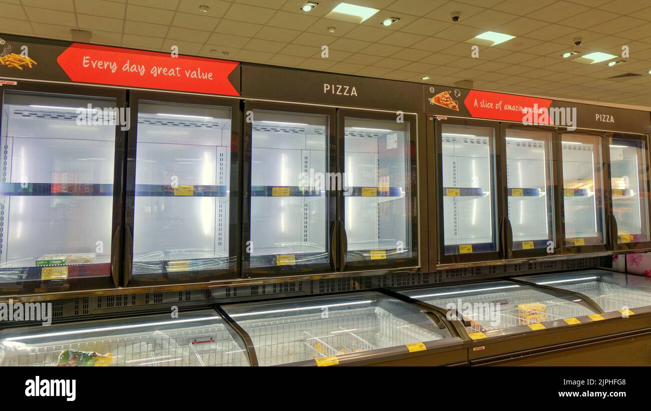 Glasgow, Écosse, Royaume-Uni 18th août 2022. Vider les étagères des supermarchés l'après-midi, que ce soit pour les problèmes d'approvisionnement, de pénurie de personnel ou de transport, personne ne dit, mais les clients sont inquiets. Crédit Gerard Ferry/Alay Live News Banque D'Images