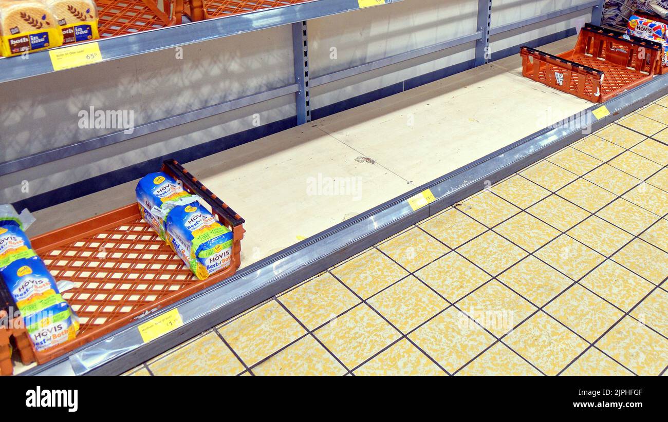 Glasgow, Écosse, Royaume-Uni 18th août 2022. Vider les étagères des supermarchés l'après-midi, que ce soit pour les problèmes d'approvisionnement, de pénurie de personnel ou de transport, personne ne dit, mais les clients sont inquiets. Crédit Gerard Ferry/Alay Live News Banque D'Images