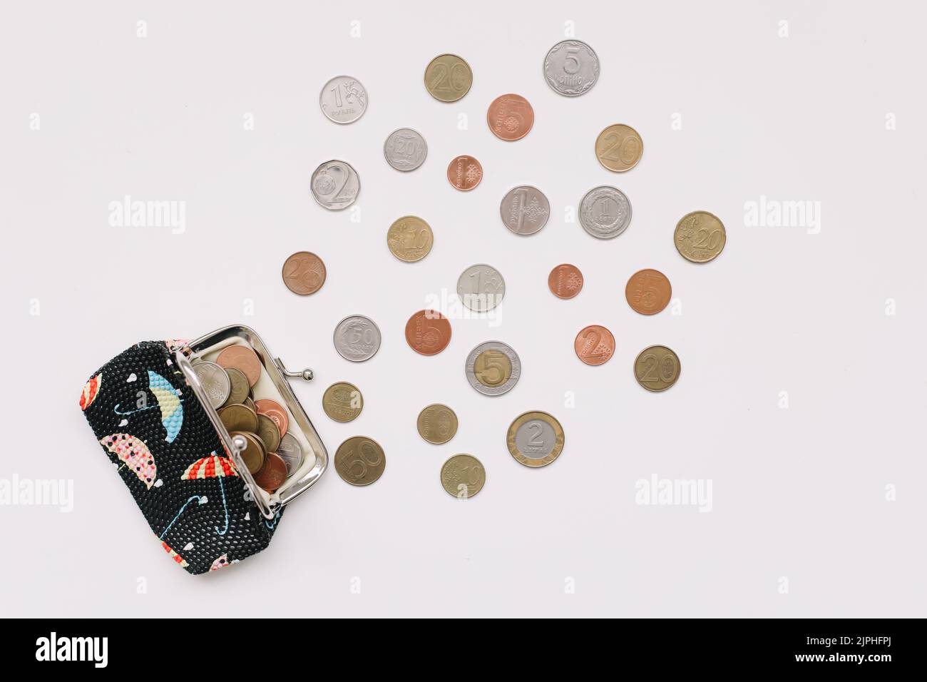 Portefeuille ouvert avec différentes pièces isolées sur fond blanc vue du dessus Banque D'Images
