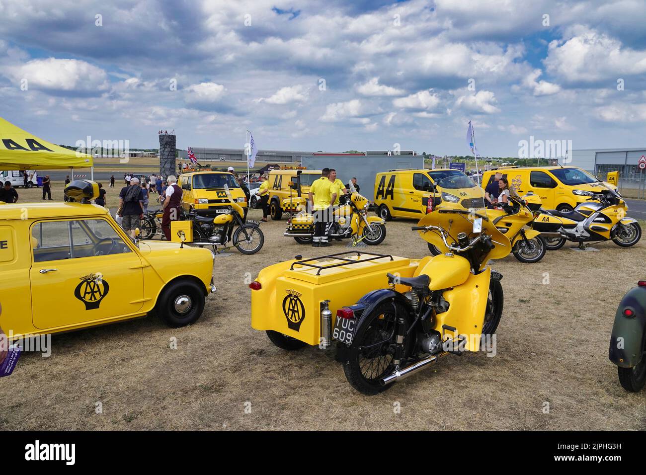 Farnborough, Hants, Royaume-Uni. 18th août 2022. L'AA montre itÕs flotte de véhicules d'urgence anciens et nouveaux au British Motor Show 2022, tenu sur le site du célèbre Farnborough Airshow Credit: Motofoto/Alay Live News Banque D'Images