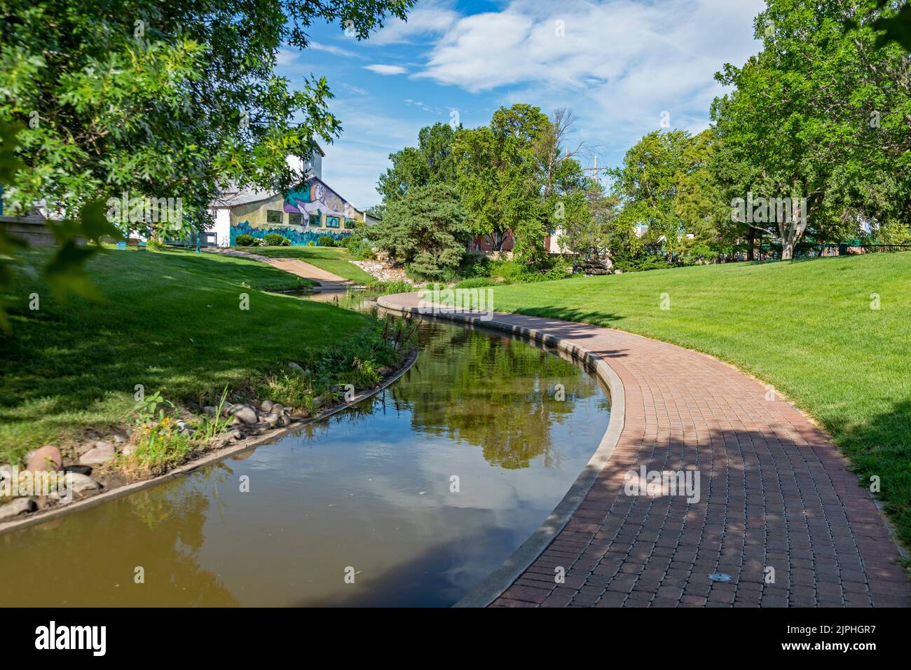 Hutchinson, Kansas - Cow Creek traverse Avenue A Park. En 1997, la ville a décidé de « allumer » le ruisseau précédemment enterré, ce qui a permis de réduire les inondations Banque D'Images