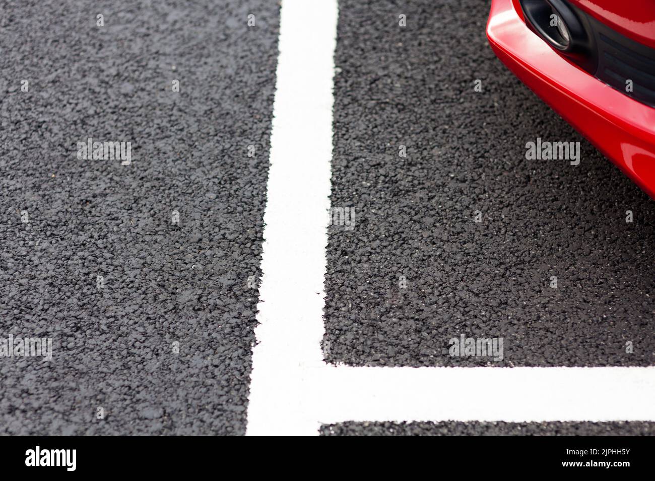 Voiture de sport intelligente garée dans l'espace Banque D'Images