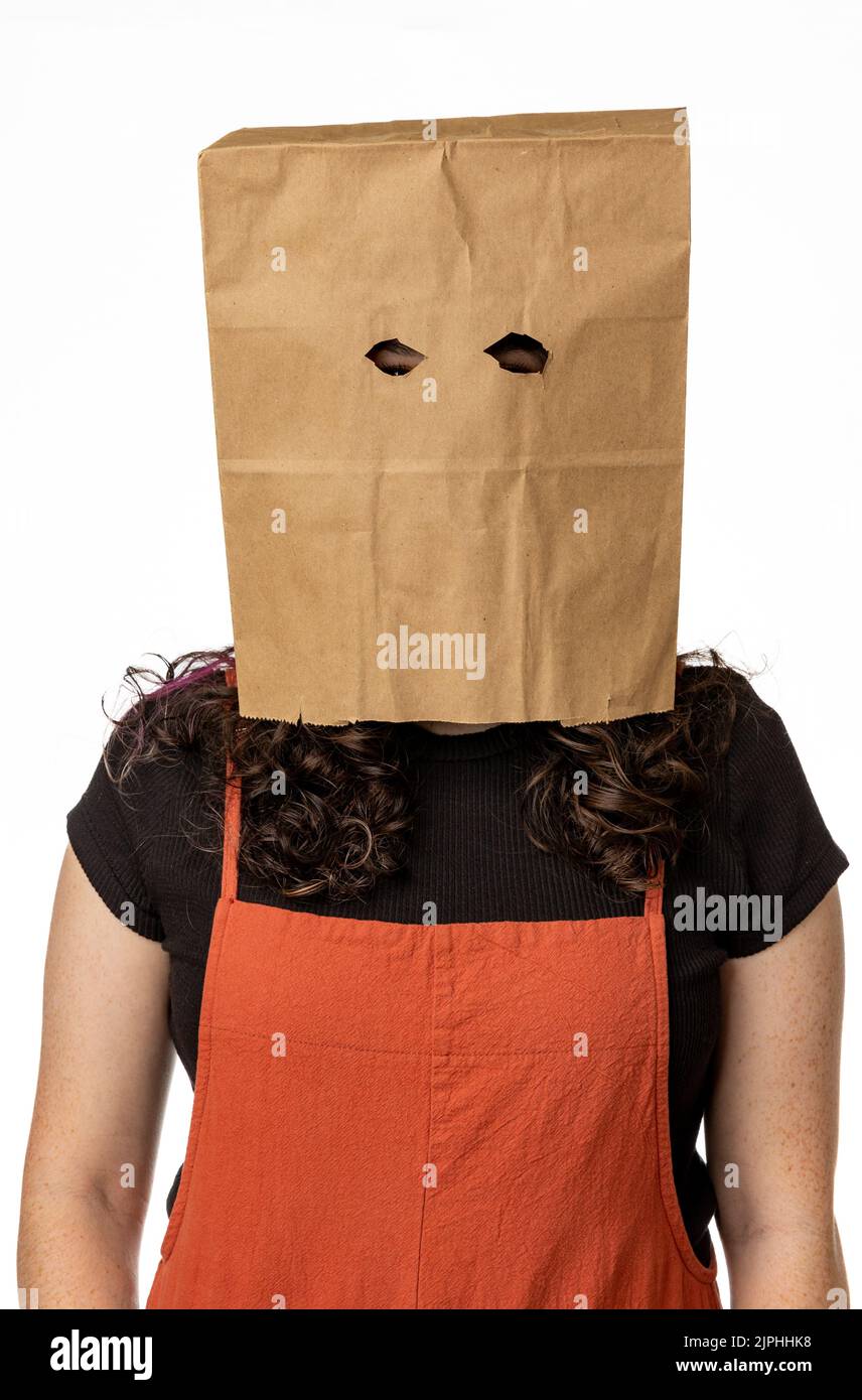 Femme portant un sac en papier sur sa tête Banque D'Images