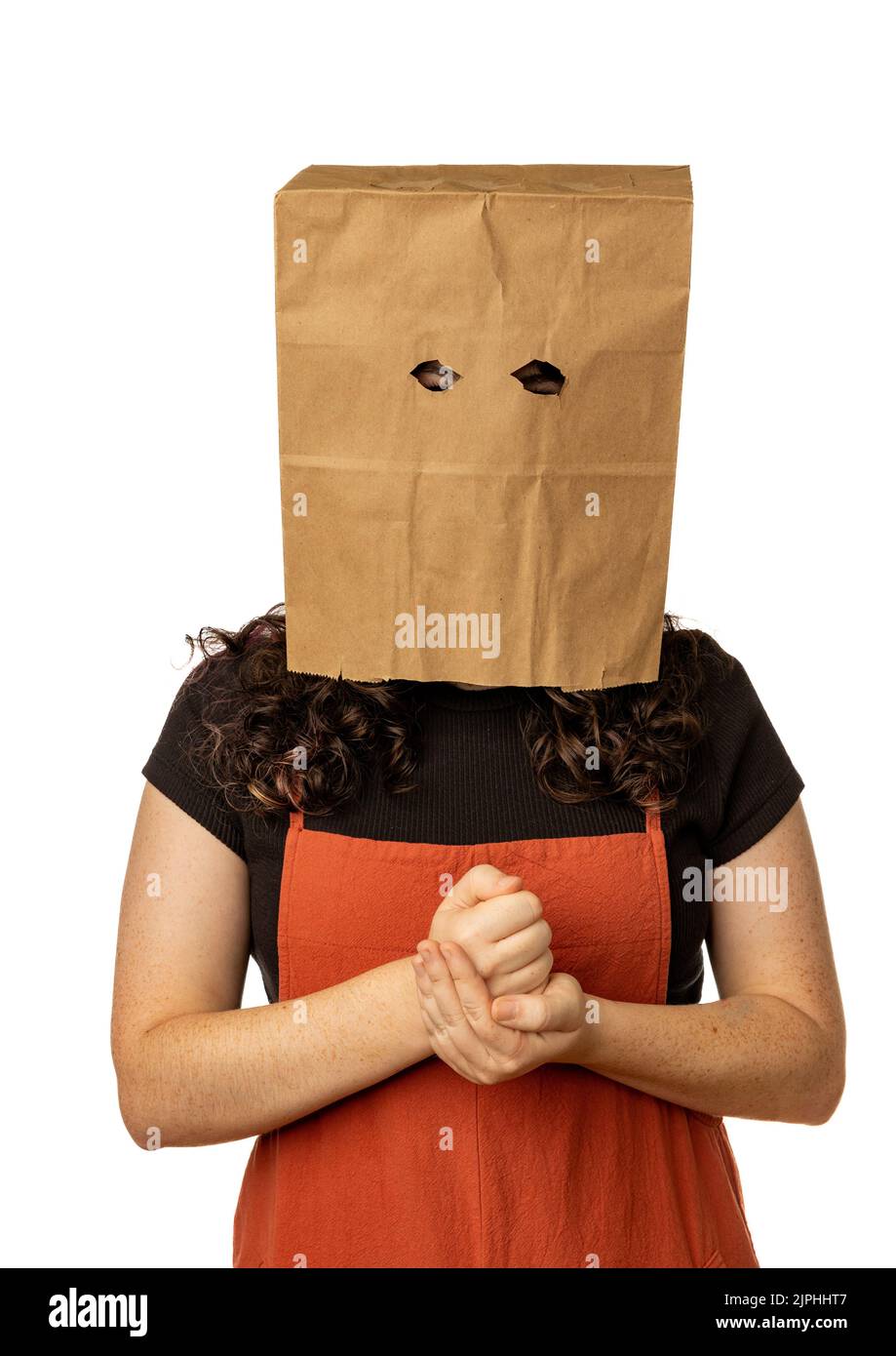 Femme portant un sac en papier sur sa tête tenant fermement son poing dans sa main Banque D'Images