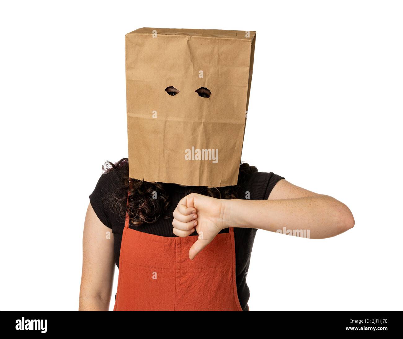 Femme portant un sac en papier sur sa tête en donnant les pouces vers le bas. Banque D'Images