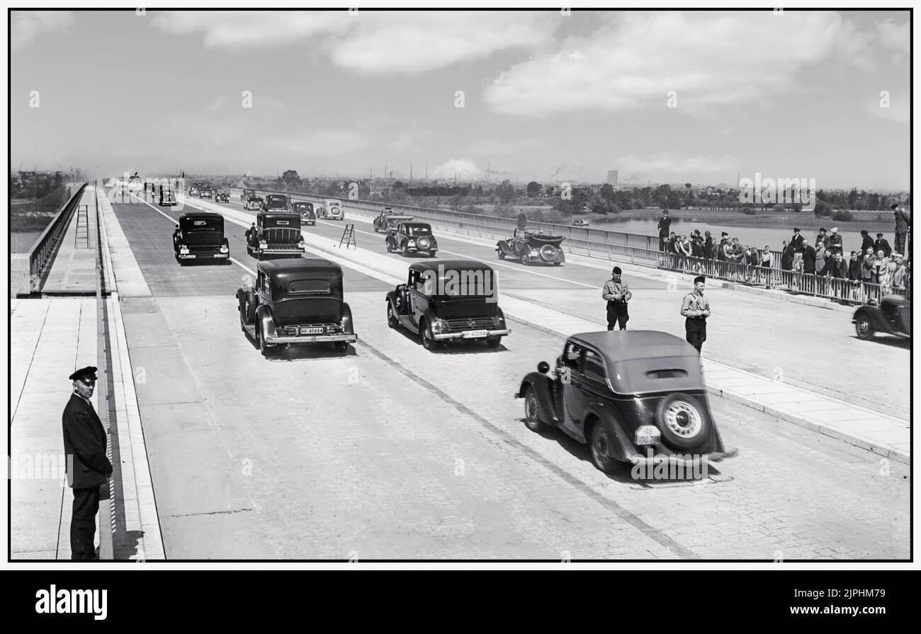 AUTOBAHN NAZI NOUVEAU PROCÈS autoroute Reichsautobahnen INITIATIVE MILITAIRE HITLER photo ancienne de voitures invitées à essayer la nouvelle autoroute allemande autoroute autoroute Reichsbahn autoroute dans les années 1930 surveillée par les troupes nazies portant des brassards Swastika. Construit par l'Allemagne nazie à des fins de mobilisation des troupes et de propagande politique Allemagne des années 1930 Allemagne nazie la première section de l'autobahn en Allemagne a été ouverte en août 1932 entre Cologne et Bonn. À l'automne 1934, environ 1 500 kilomètres d'autobahn étaient en construction. À partir de 1935, le Reich Labor Service (RAD) est obligatoire pour les jeunes hommes. Banque D'Images