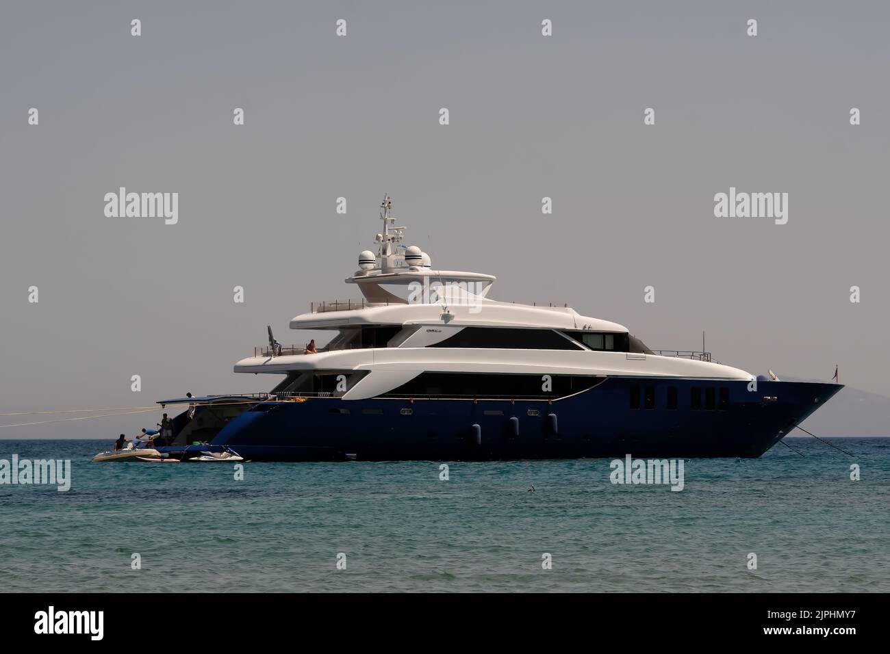 IOS, Grèce - 7 juin 2021 : vue rapprochée d'un magnifique yacht sur la plage Manganari d'iOS Grèce Banque D'Images