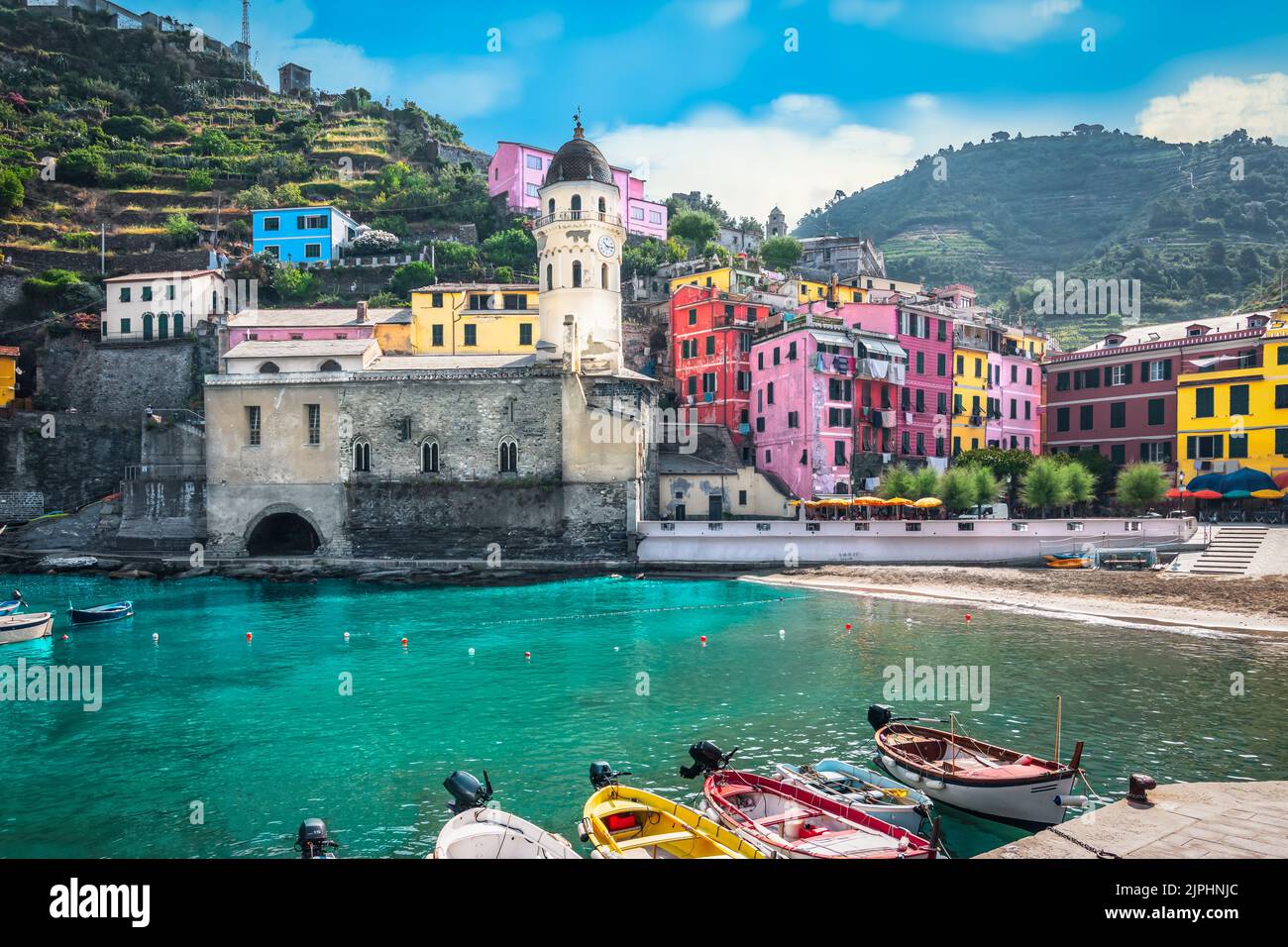 Village de Vernazza, Cinque Terre, Italie. Magnifique baie portuaire avec des bâtiments colorés au bord de la côte. Banque D'Images