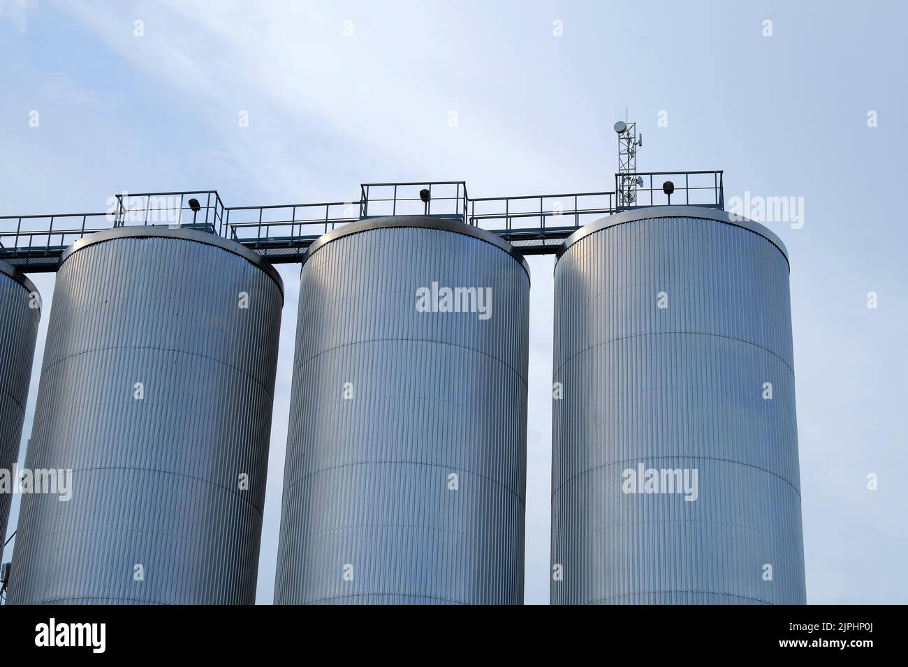 trois silos ou réservoirs de brasserie sont généralement utilisés pour stocker de l'orge ou de la bière en fermentation Banque D'Images