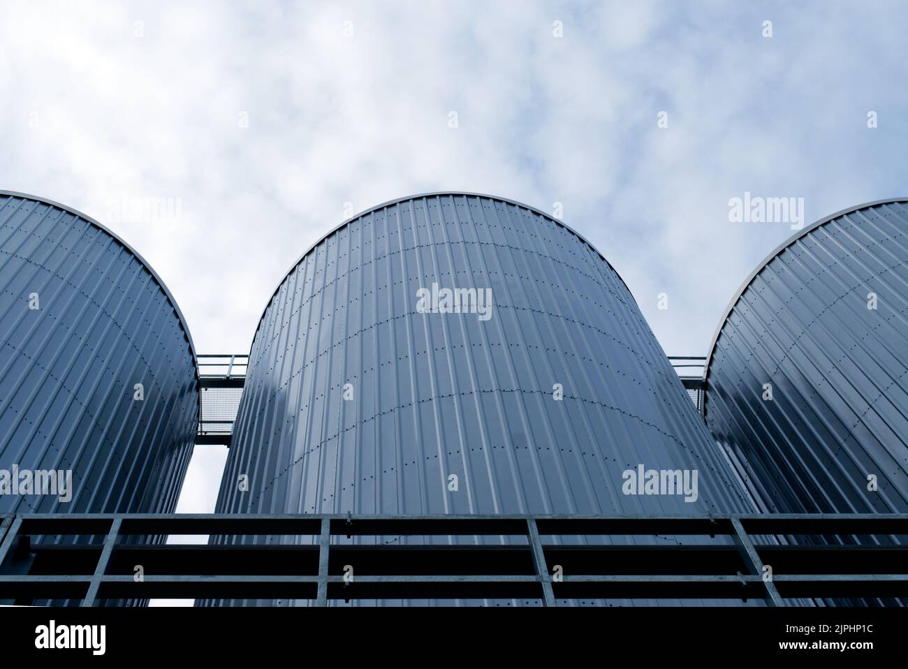 trois silos ou réservoirs de brasserie sont généralement utilisés pour stocker de l'orge ou de la bière en fermentation Banque D'Images