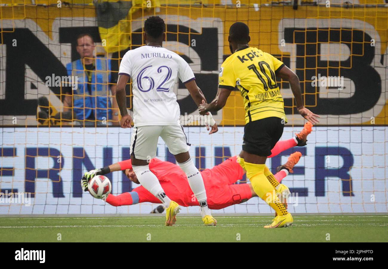 Hendrik Van Crombrugge, gardien de but d'Anderlecht, arrête le ballon lors du match de l'équipe suisse des jeunes garçons Berne contre l'équipe belge RSC Anderlecht, première partie des éliminatoires pour le concours de la Ligue des conférences de l'UEFA jeudi 18 août 2022, à Berne, en Suisse. BELGA PHOTO VIRGINIE LEFOUR Banque D'Images