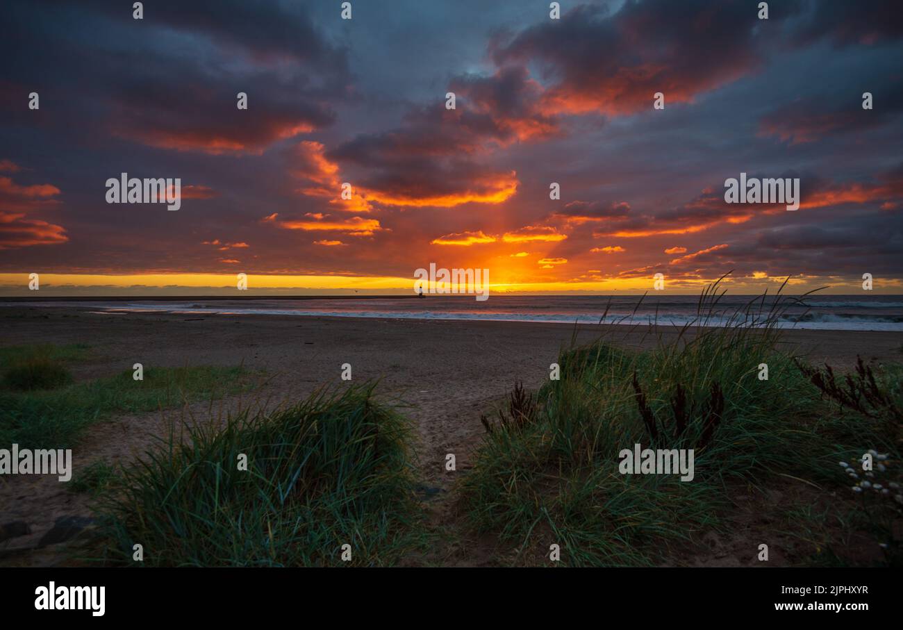 Lever du soleil à Berwick Pier, le phare le plus au nord de l'Angleterre Banque D'Images