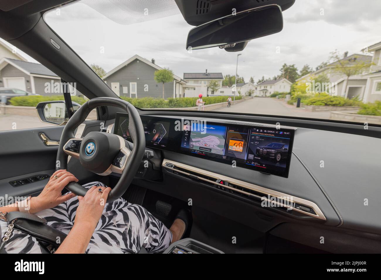 Belle vue intérieure de la BMW iX 40 sur la route. Conducteur femelle dans le véhicule. Suède. Banque D'Images