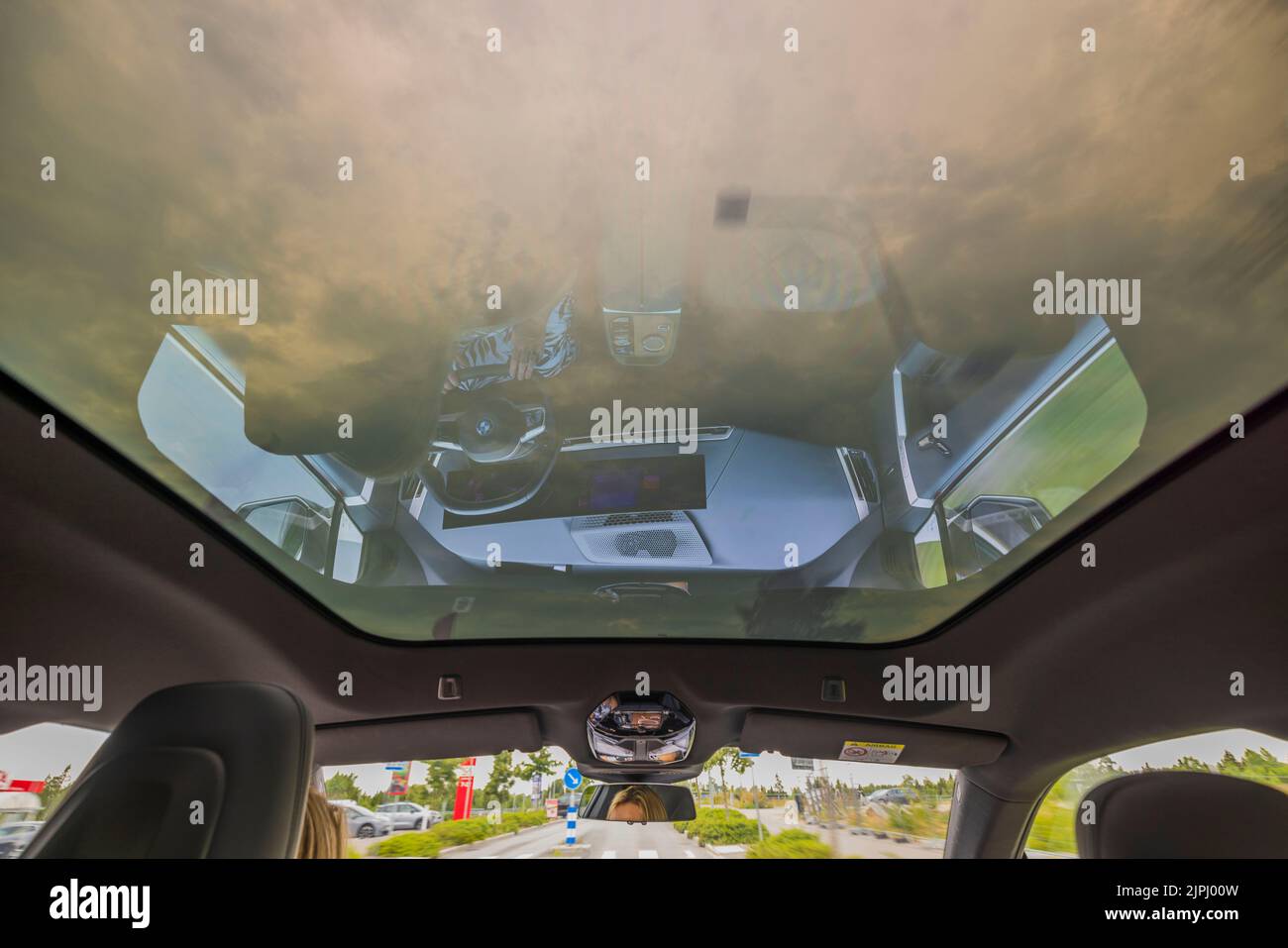 Belle vue de réflexion sur le plafond en cristal de la nouvelle BMW iX40. Suède. Banque D'Images
