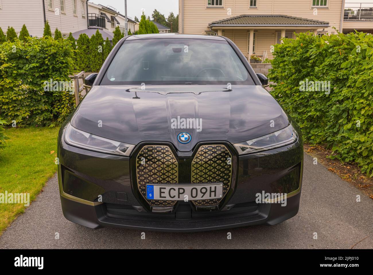 Belle vue avant de BMW IX40 modèle électrique de voiture noir. Suède. Banque D'Images