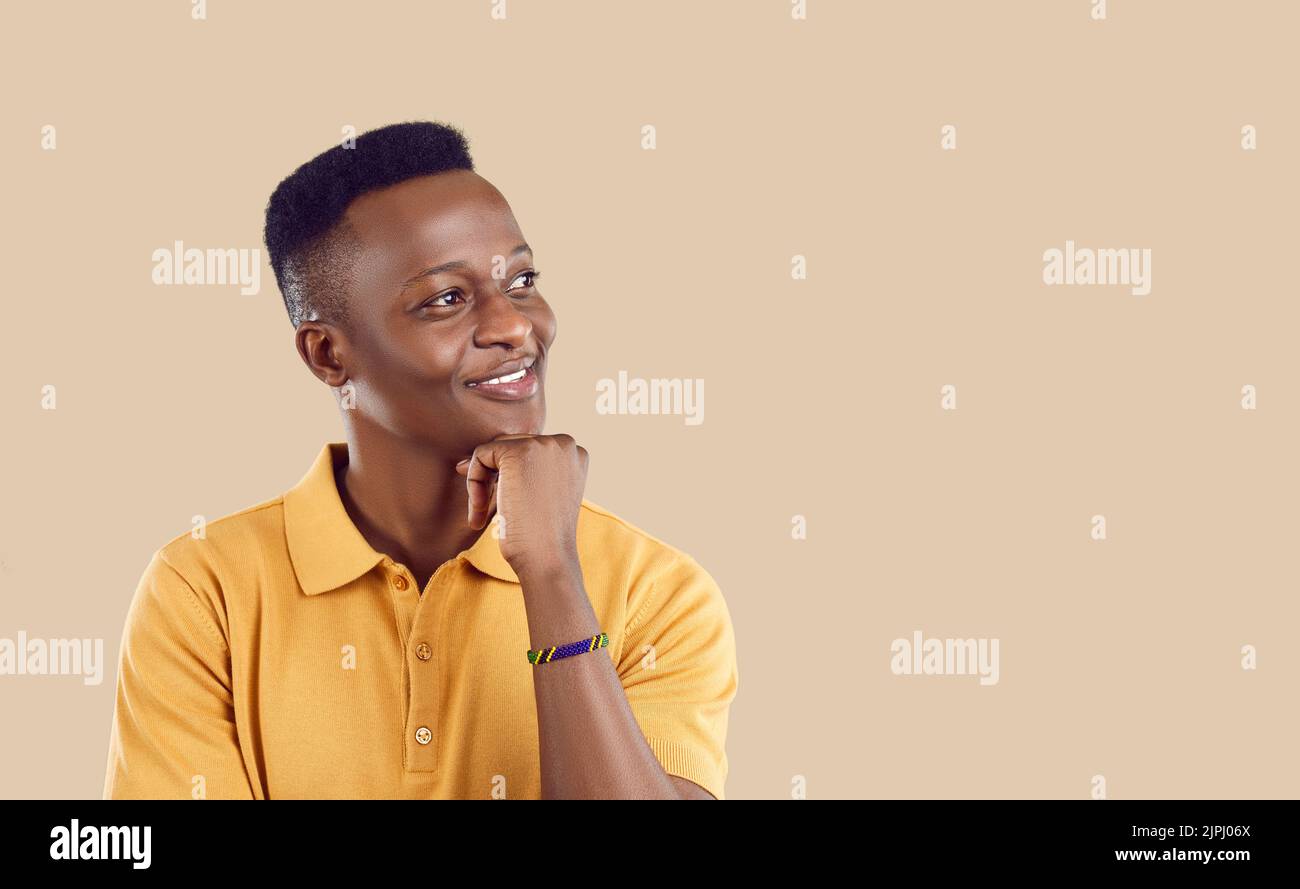 Le jeune homme afro-américain regarde loin avec des accessoires souriants et se dirige vers le haut avec des rêves de main d'avenir heureux Banque D'Images