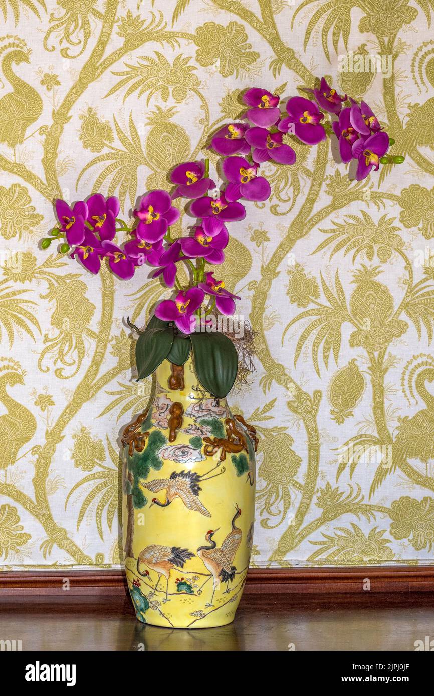 Vase oriental avec orchidée, Banque D'Images