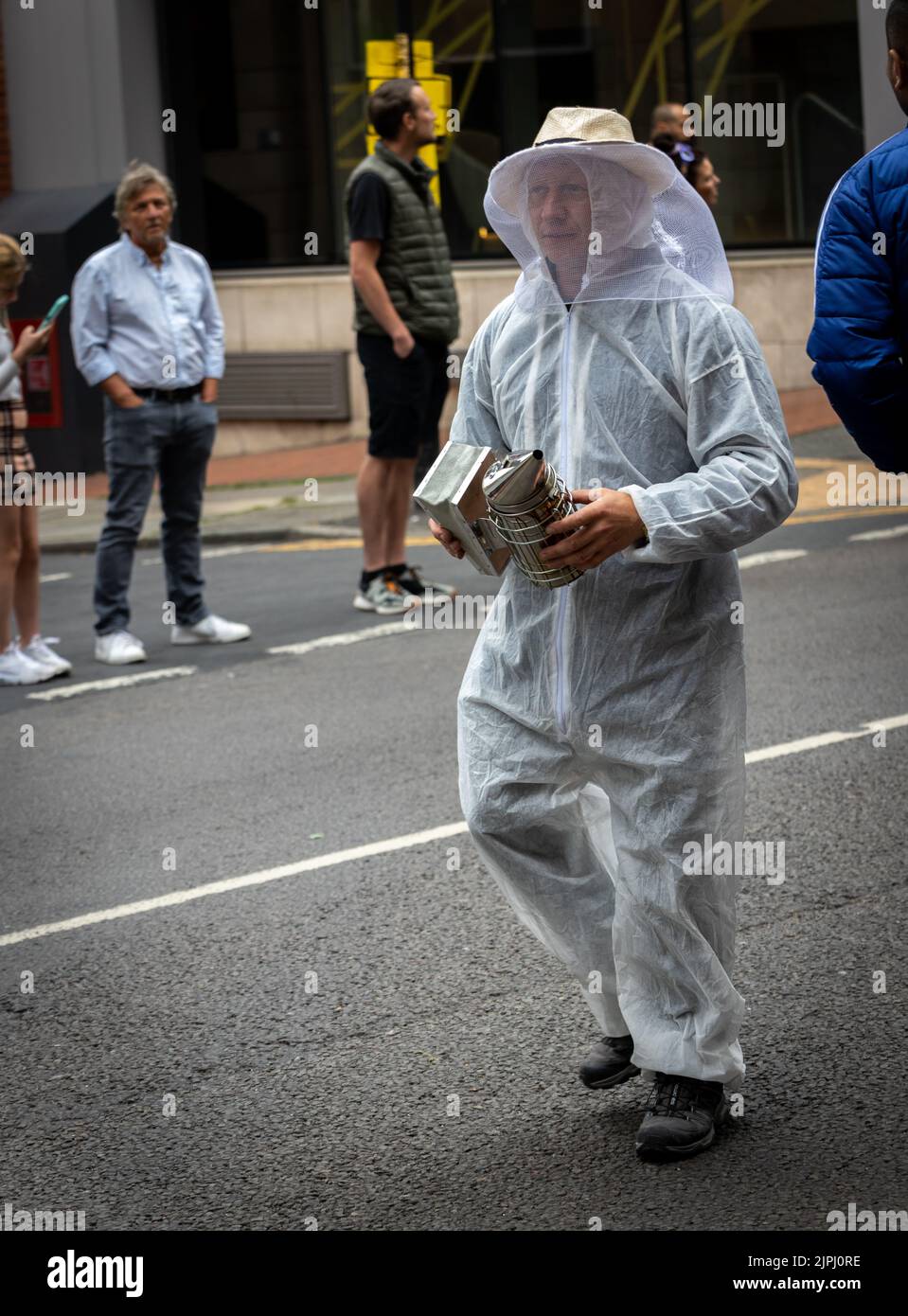 Manchester Day Parade, 19 juin 2022: Beekesper avec fumeur Banque D'Images