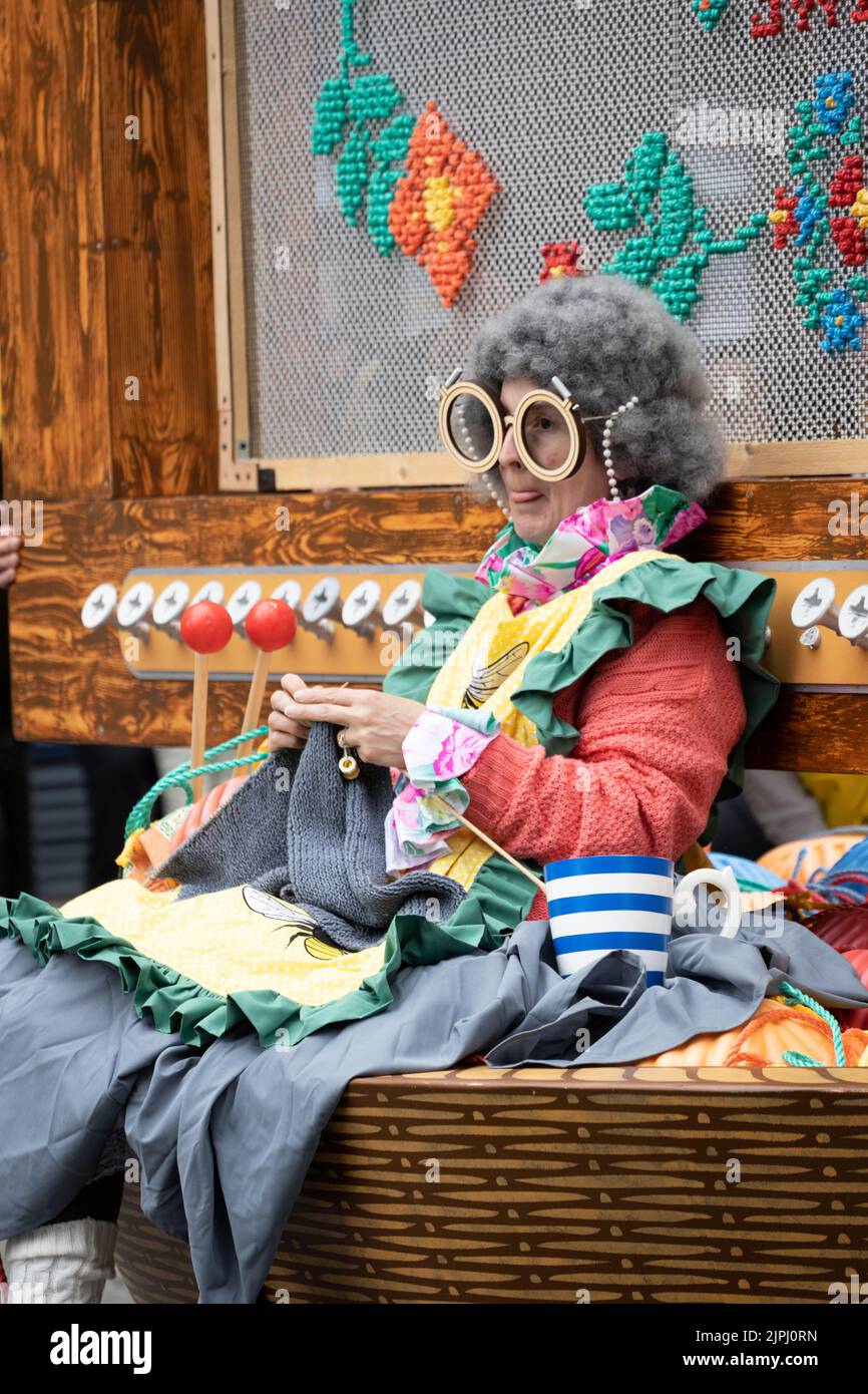 Manchester Day Parade, 19 juin 2022 : tricotage de grandes lunettes Old Lady Banque D'Images