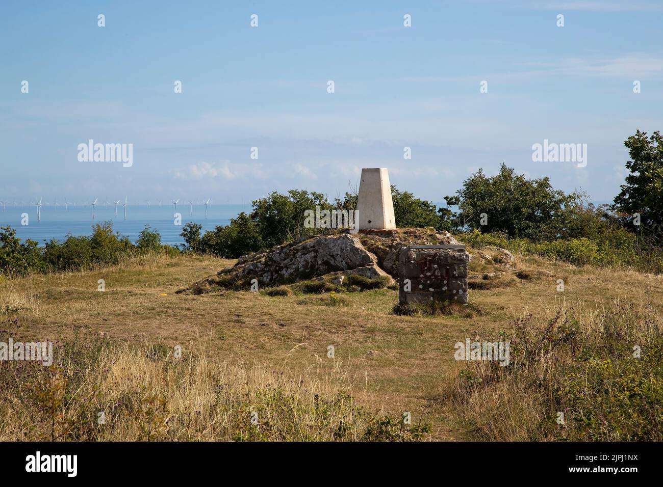 Le Trig point sur le sommet de Bryn Euryn une colline de calcaire dominant Rhos on Sea, avec une vue panoramique sur la baie de Colwyn et Llandudno Banque D'Images