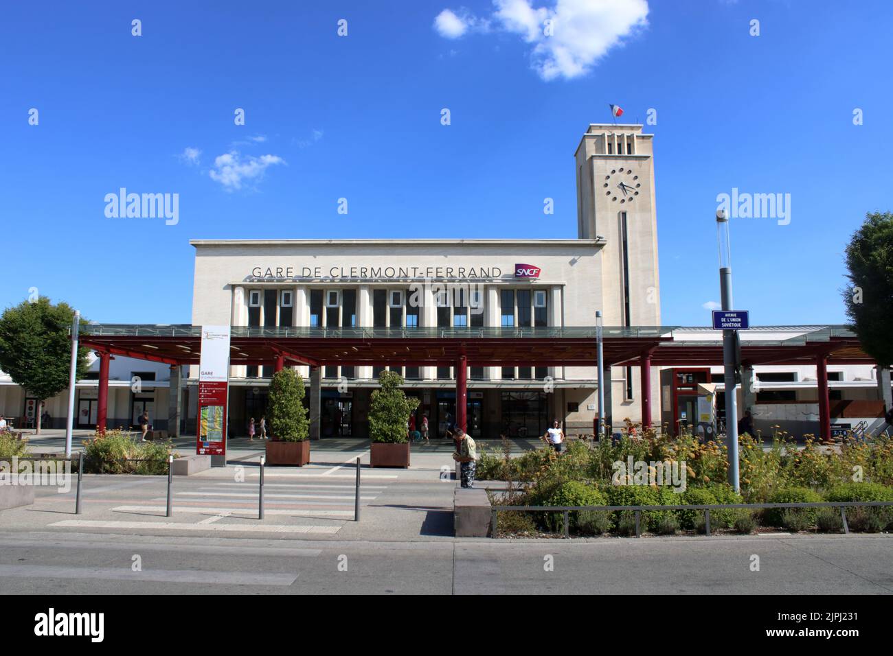 La gare de Clermont-Ferrand, récemment rénovée, est une ville située dans le centre de la France. Banque D'Images