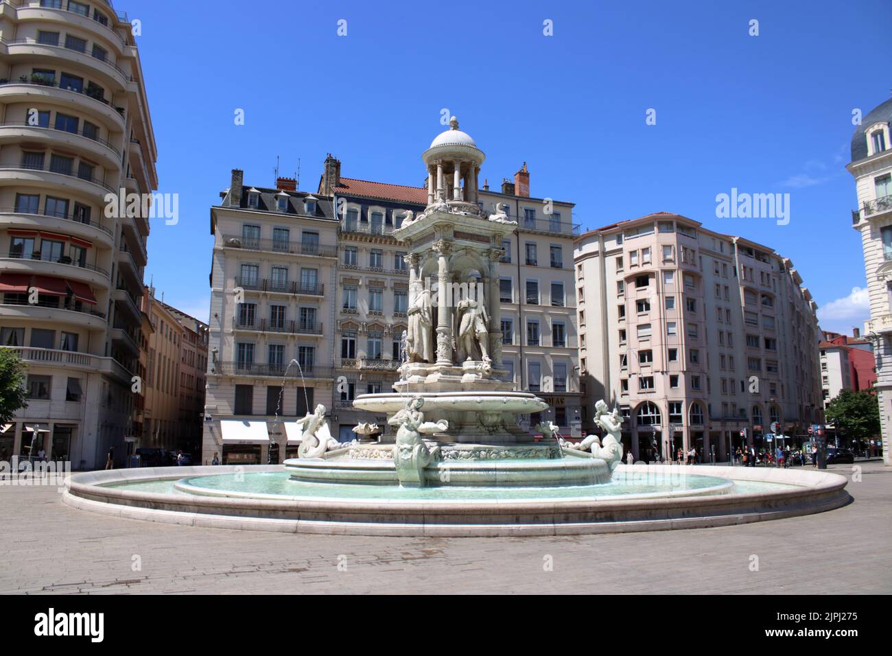 Fontaine sur la place des Jacobins dans le centre de Lyon sculptée par le célèbre sculpteur français Charles Degeorge au 19th siècle. Banque D'Images