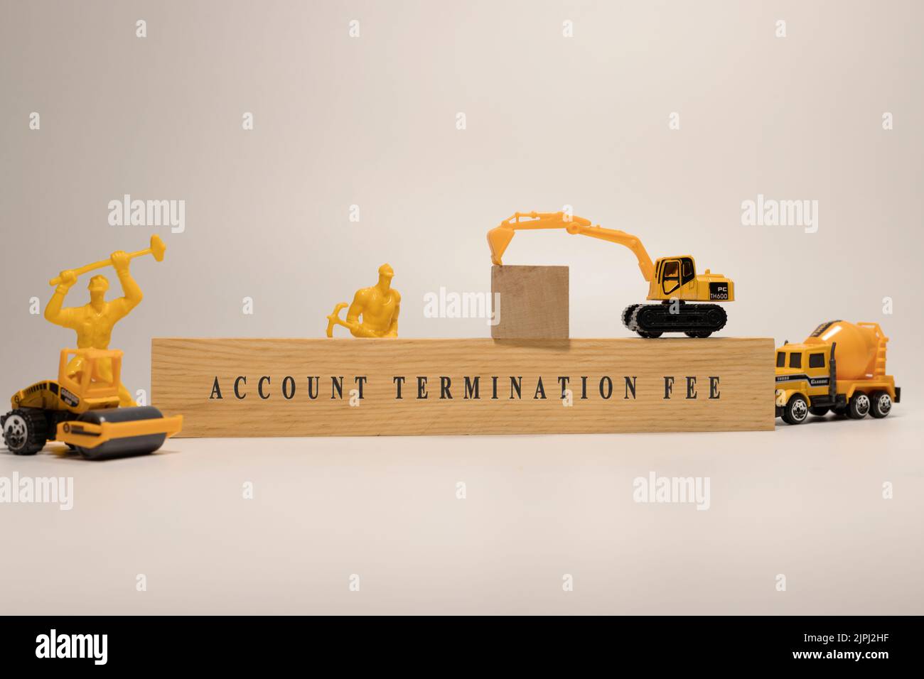 frais de résiliation de compte écrits sur une surface en bois. Hypothèque et finance Banque D'Images