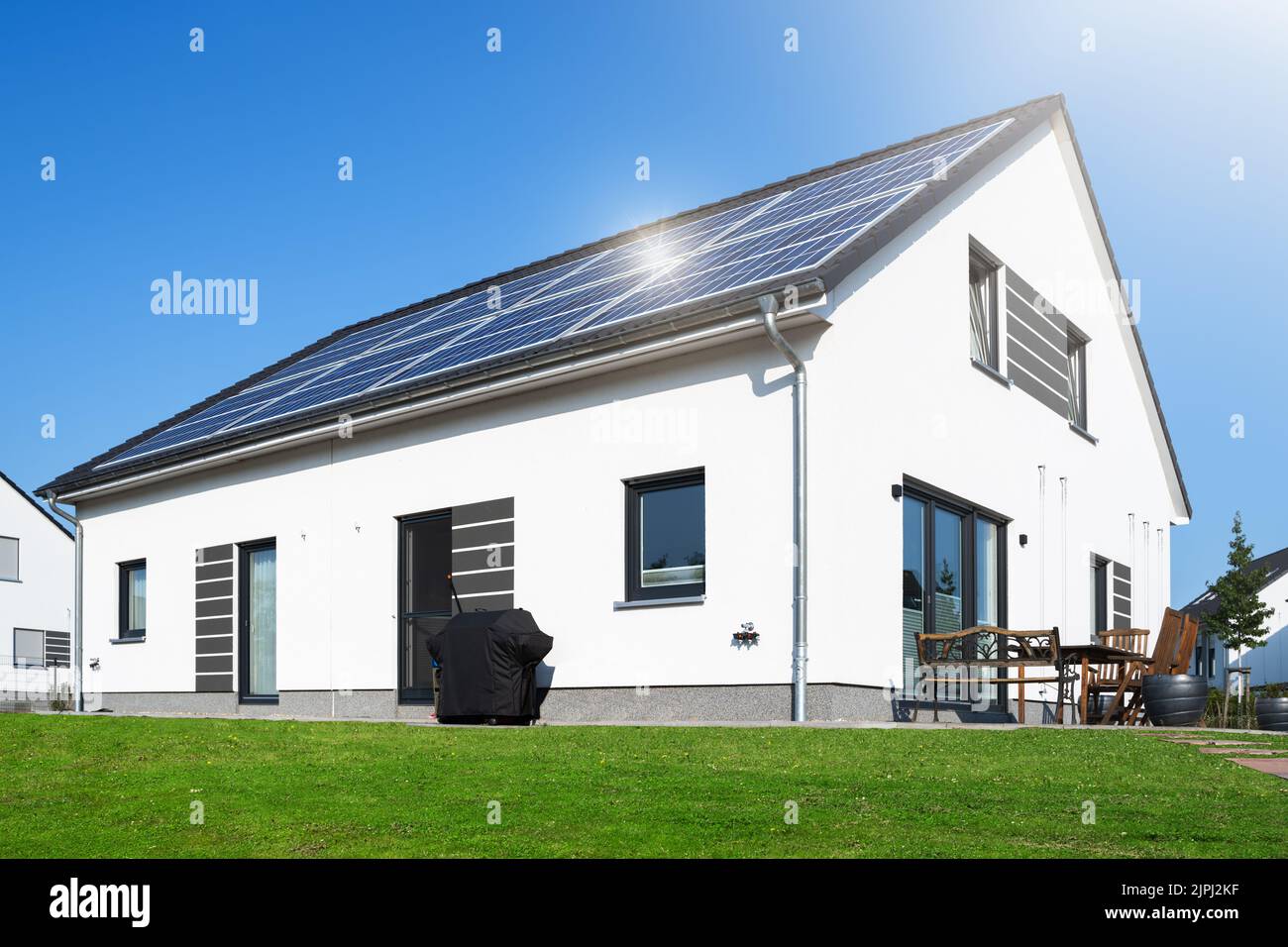 Maison Nouveau toit solaire. Investissement durable Banque D'Images