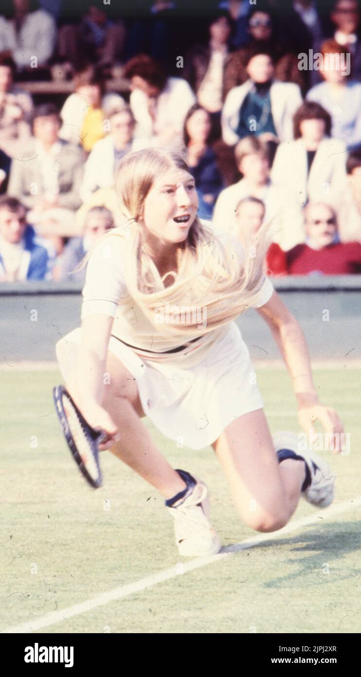 4 juillet 1980, Wimbledon, Angleterre, Royaume-Uni: CHRIS EVERT LLOYD retournant un service. Elle a perdu le match de championnat féminin de singles contre Evonne Goolagang Cawley avec une note finale de 6-1, 7-6. (Credit image: © Keystone Press Agency/ZUMA Press Wire). Banque D'Images