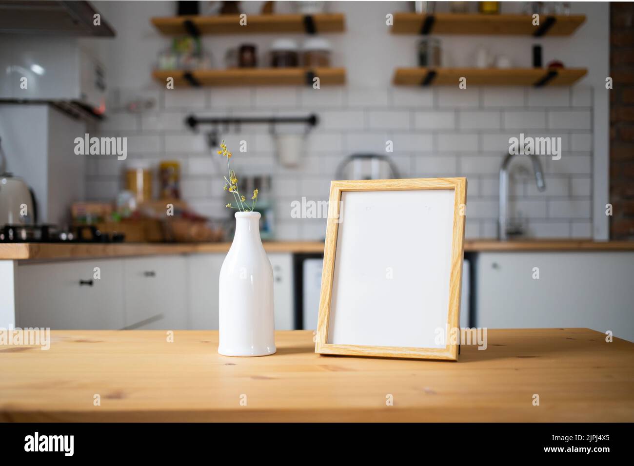 cadre vide sur table de cuisine moderne espace de maquette pour votre texte Banque D'Images cadre vide sur table de cuisine moderne espace de maquette pour votre texte Banque D'Images