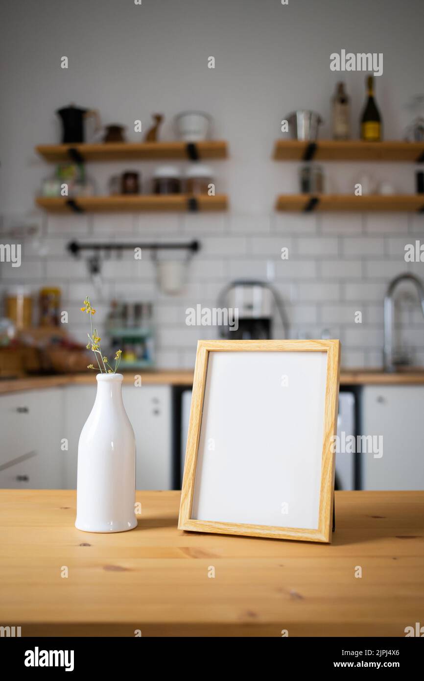 cadre vide sur table de cuisine moderne espace de maquette pour votre texte Banque D'Images cadre vide sur table de cuisine moderne espace de maquette pour votre texte Banque D'Images