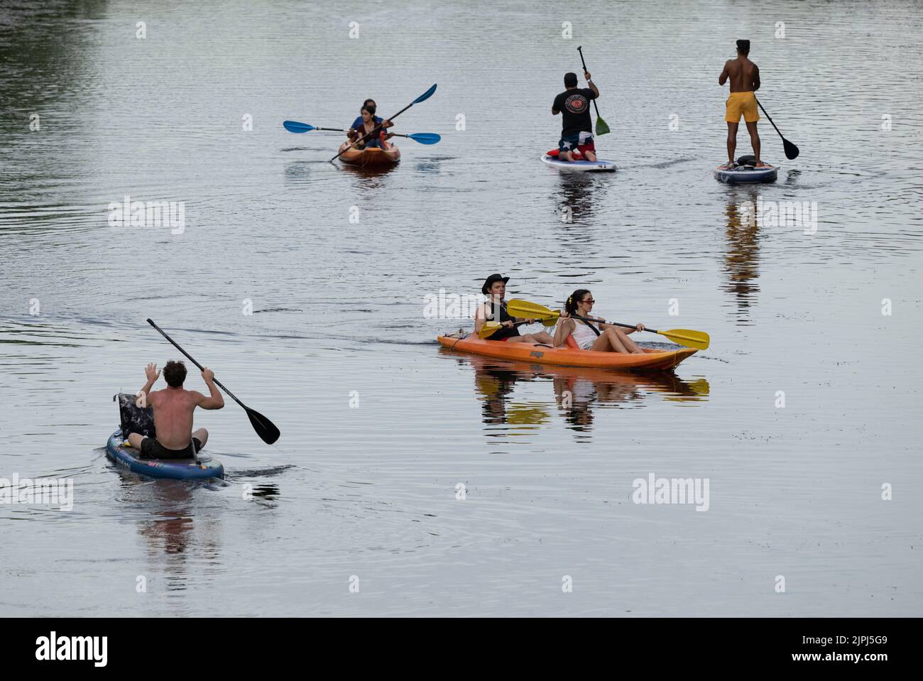 Austin Texas Etats-Unis, 14 août 2022: Des kayakistes et des paddleboarders stand up partagent l'eau lors d'un week-end d'été paresseux après-midi sur le lac Lady Bird près du centre-ville. ©Bob Daemmrich Banque D'Images