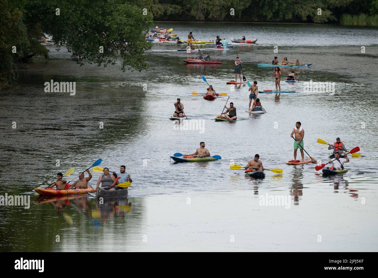 Austin Texas Etats-Unis, 14 août 2022: Des kayakistes et des paddleboarders stand up partagent l'eau lors d'un week-end d'été paresseux après-midi sur le lac Lady Bird près du centre-ville. ©Bob Daemmrich Banque D'Images